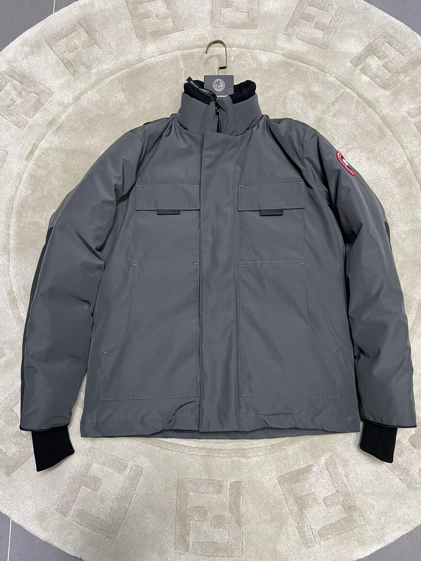 P800 forester men's new model black 24 models Canada Goose (Canada Goose) Men's model xs-xxl The highest version on the market! 🔥 Recommendation of single product for autumn and winter hard goods # Produced by OEM canada goose # The Canadian brand canada goose has always been recognized as the warmest down jacket, and its existence can often be seen in the winter street photos of various celebrities. I make Canada Goose every year, but I still can’t get rid of my love for it. No matter how cold the weather is, there’s no need to be afraid! Because this year, as always, we will provide you with ruthless goods and prepare large quantities of goods. I believe that the market has become a bit chaotic, but we are not afraid. Only good things are competitive, not comparing prices! No one is stupid enough to quote a high price and send old customers away! Look at price in the short term and quality in the long term! If you care about quality, please respect its price! If what you want is cheap, please don't expect good quality! You get what you pay for, this is the rule of the market! We really value quality. It is only worn by the one who understands you! Filling content: 90 international standard duck down! I won’t say much more, everyone sells their own goods! Regarding the down content, you can feel it with your hands. There is nothing wrong with good down. Another customer said that the clothes are very light, but the ones on the market are very heavy. For us insiders, adding some filament to the clothes will make them look bulging and heavy. But we won't do that! 🔥Pure original fidelity! 🔥Everyone who has been cooperating with us in the past few years knows that the large-scale wholesale market products are incomparable to us. You are welcome to visit the brick cabinet and then come to my home to buy! It is the legendary warmest down jacket. A goose and a single layer of clothing can withstand minus 20 degrees Celsius! Known as a must-have for Arctic outdoor sports! The most popular down jacket in the world, celebrities are rushing to buy it, it is a must-have!